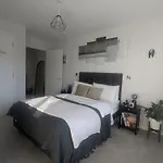 Stylish Harbourside Apartment